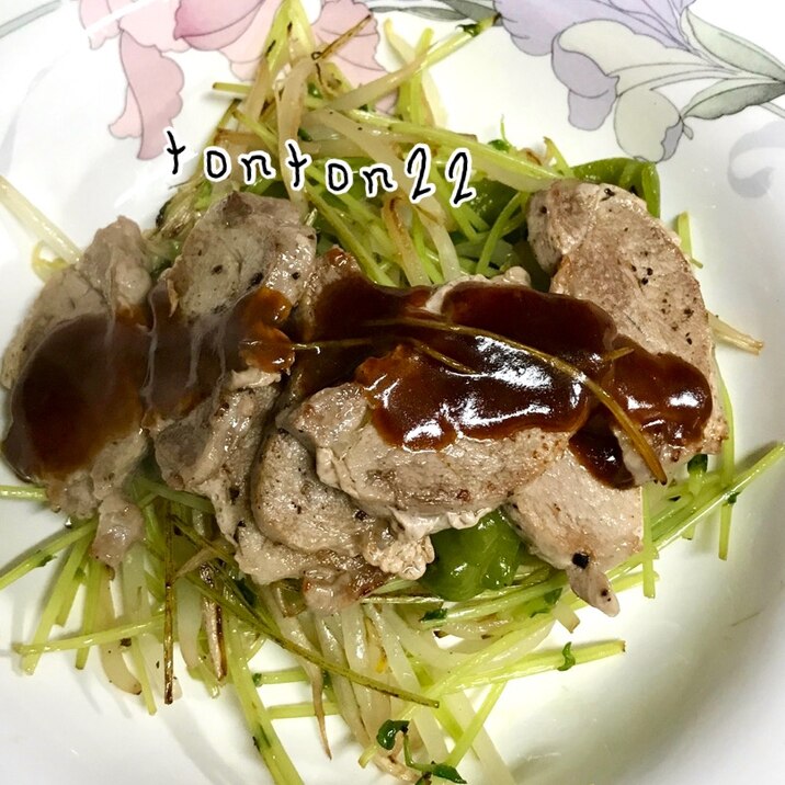 野菜炒めに豚ヒレ焼きをのっけて☆